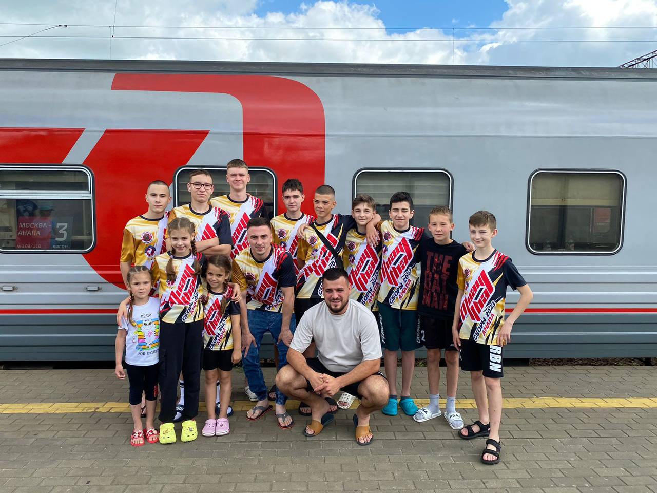 Наша группа у поезда